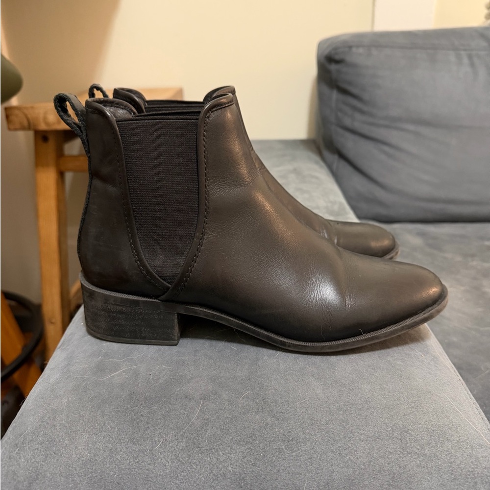 Steve Madden Darbie Boots - Size 8